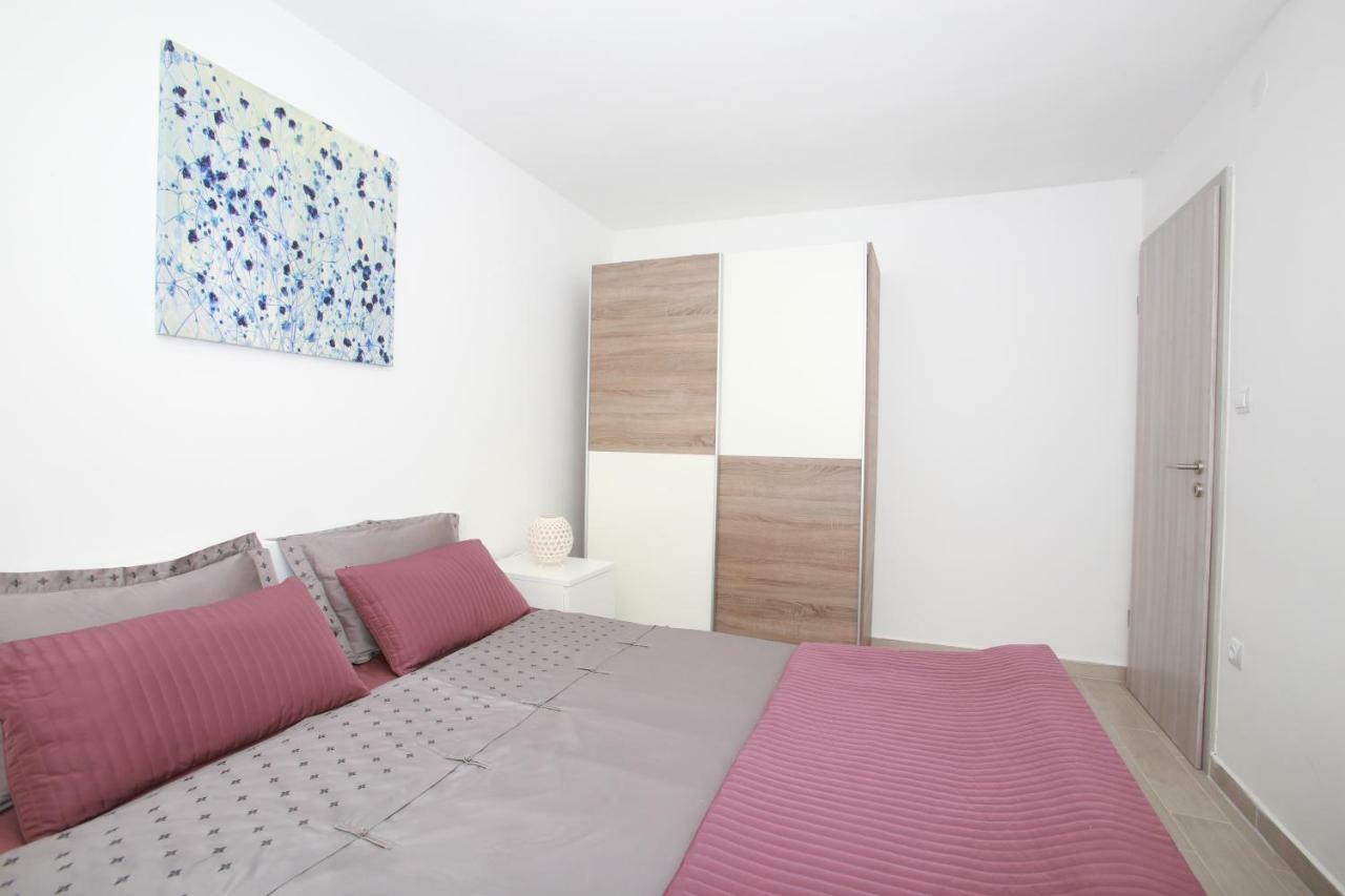 Apartments Melin Malinska Exterior photo