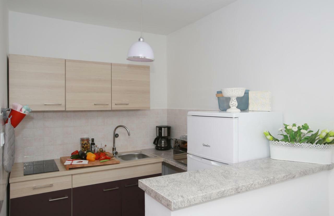 Apartments Melin Malinska Exterior photo